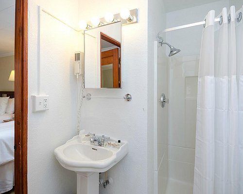 Alpine Rose Bed and Breakfast — Bathroom