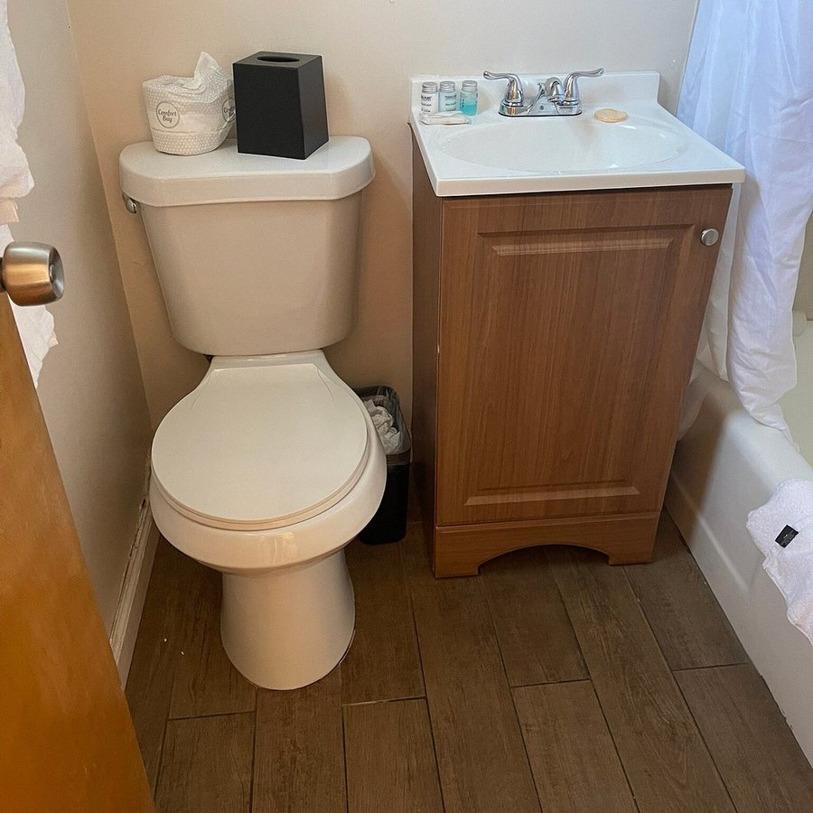 Alpine Trail Ridge Inn — Bathroom