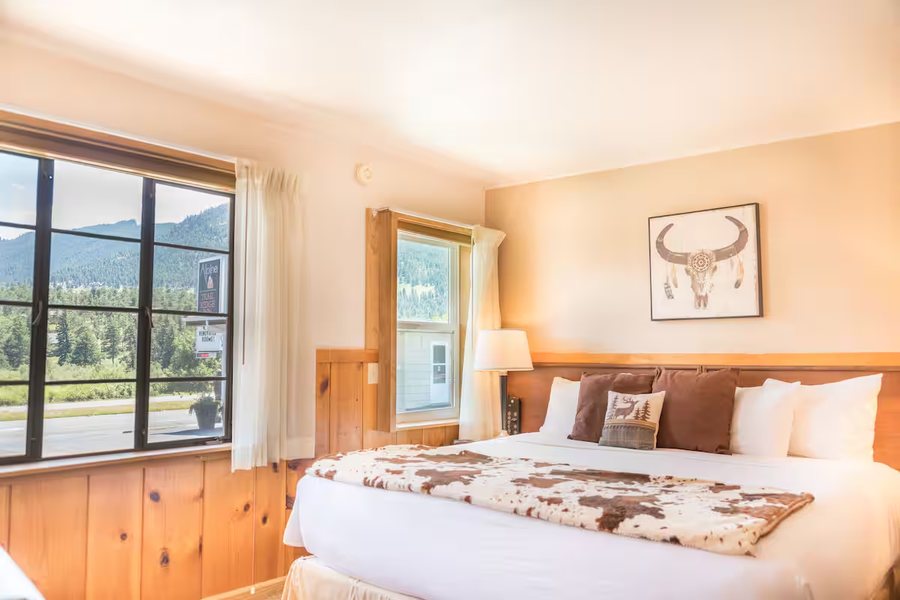 Alpine Trail Ridge Inn — Guest room