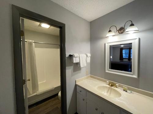 Alpine Village Inn of Helen Georgia — Bathroom