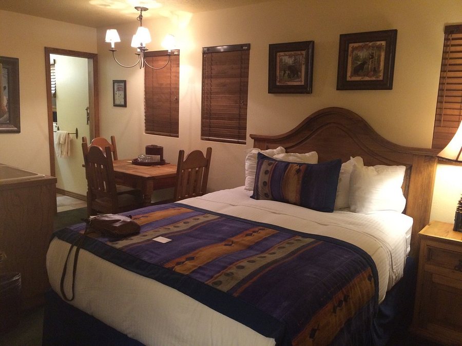 Alpine Village Suites — Guest room