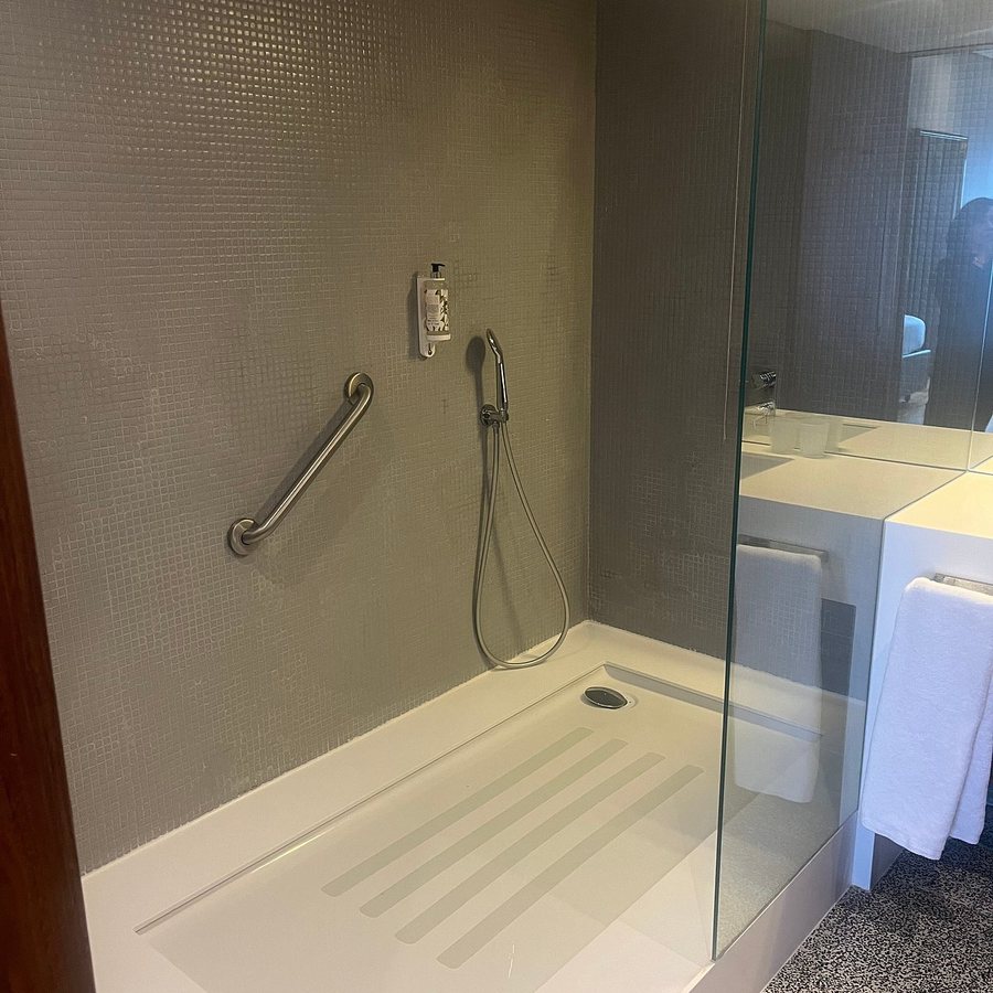 Altis Prime Hotel — Bathroom