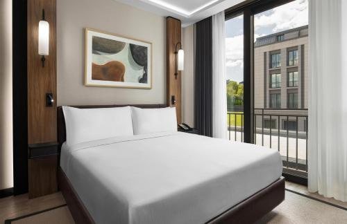 Altunizade Suites Istanbul Curio Collection By Hilton Istanbul — Guest room