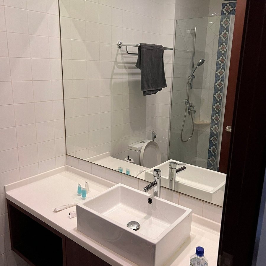 AM Hotel — Bathroom
