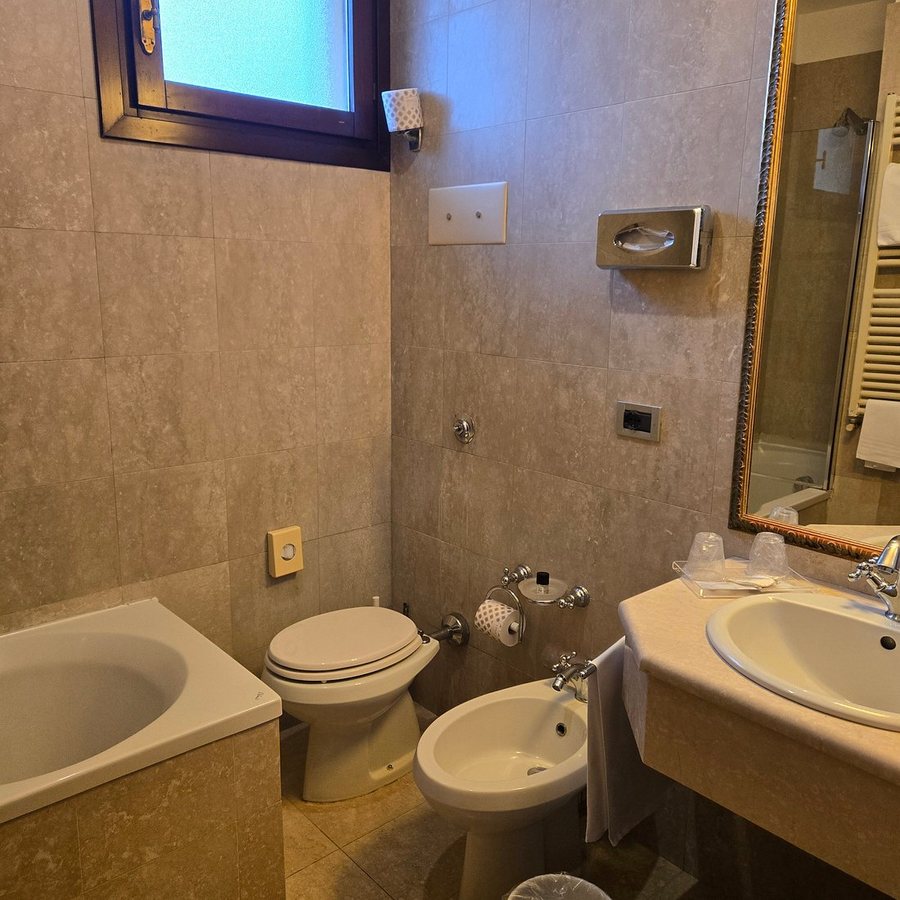 Amadeus Hotel — Bathroom