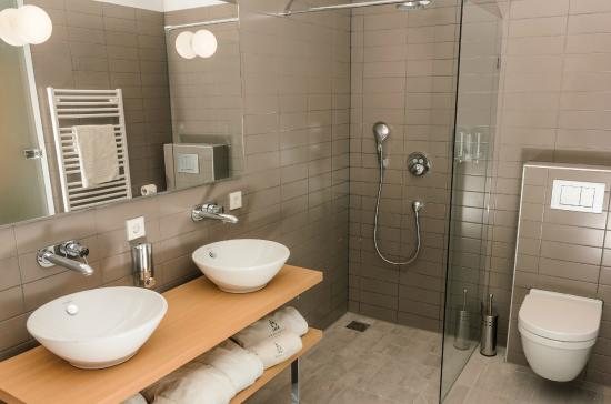 Amadi Park Hotel — Bathroom