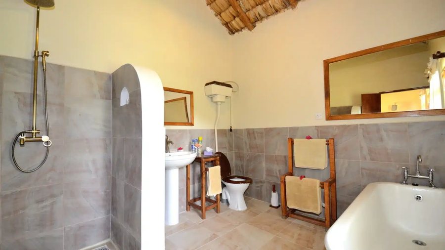 Amani Safari Lodge — Bathroom
