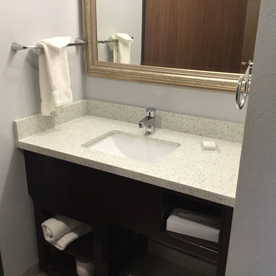 Amanzi Hotel an Ascend Hotel Collection Ventura California — Bathroom