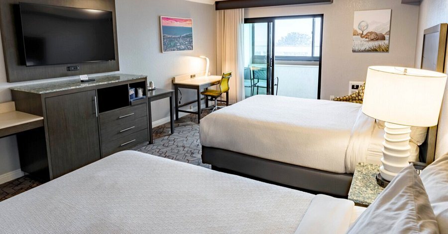 Amanzi Hotel an Ascend Hotel Collection Ventura California — Guest room