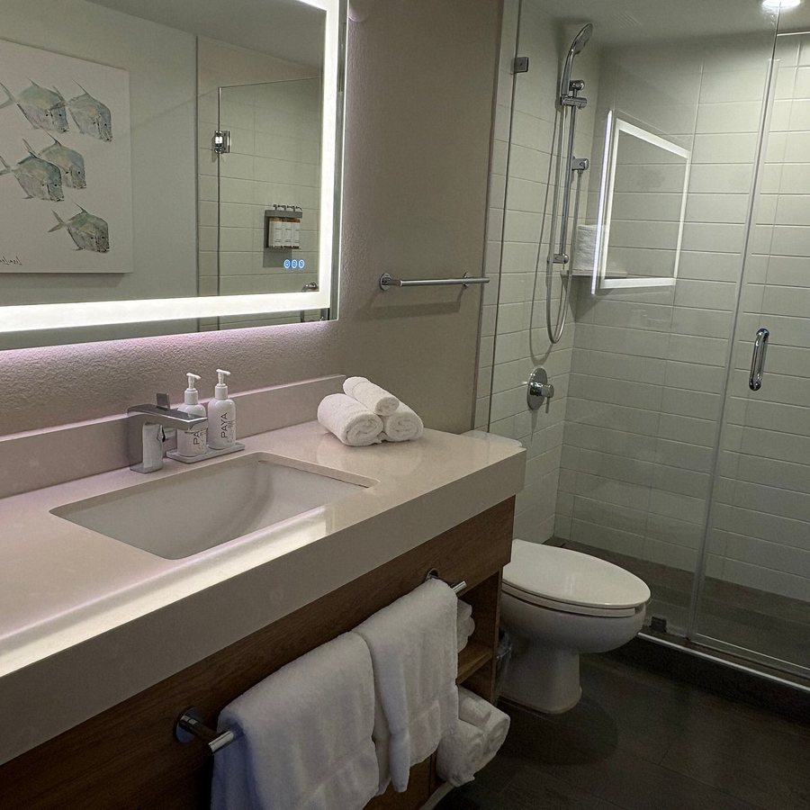Amara Cay Resort — Bathroom