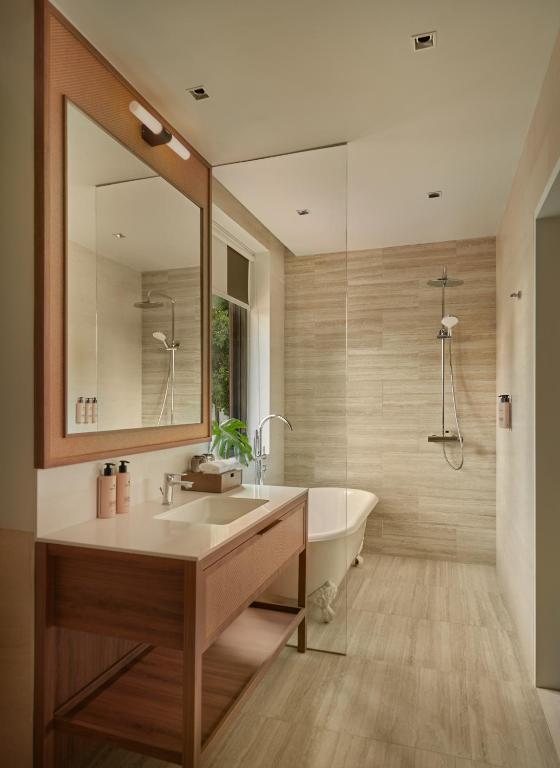 Amara Sanctuary Sentosa — Bathroom