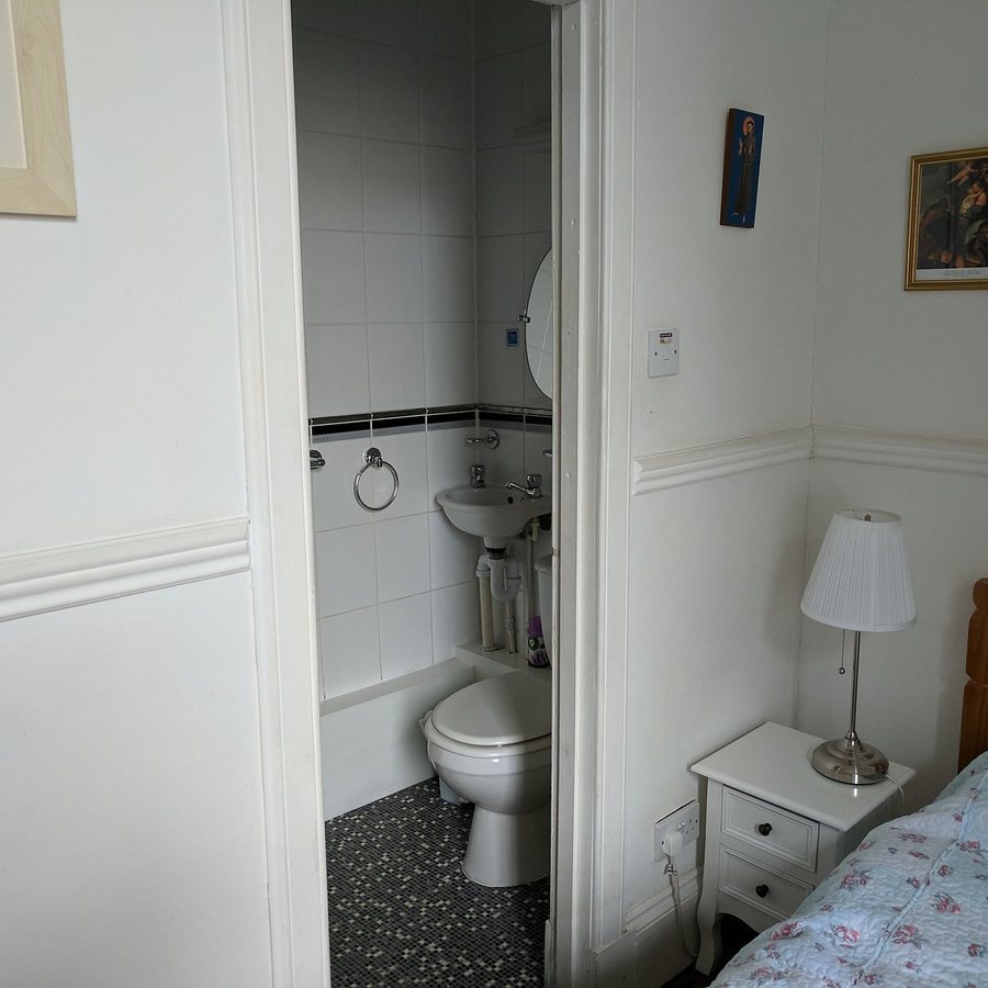 AmarAgua Guest House — Bathroom
