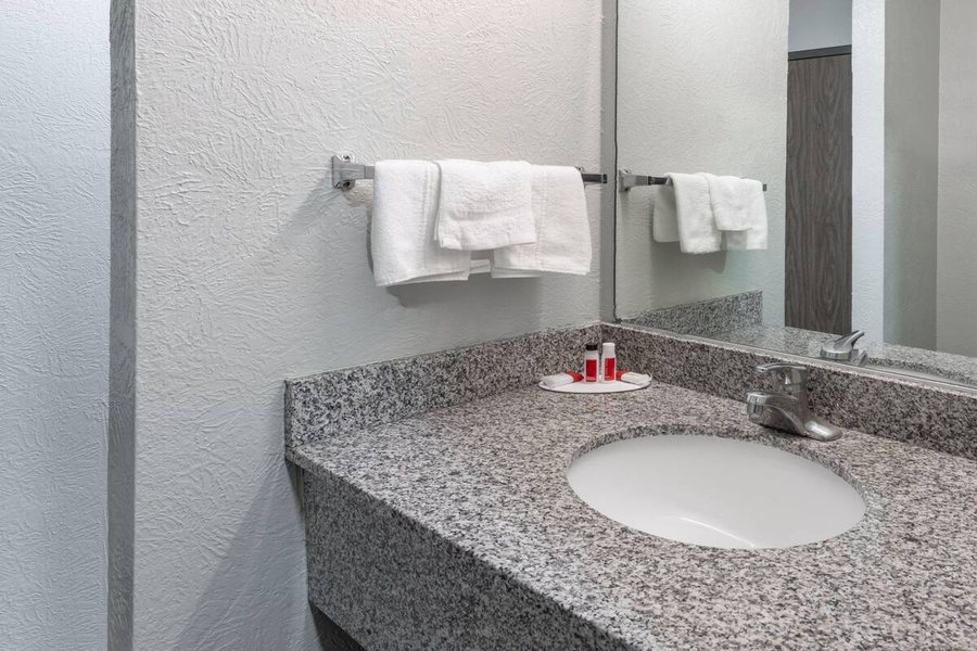 Amarillo Springs Extended Stay — Bathroom