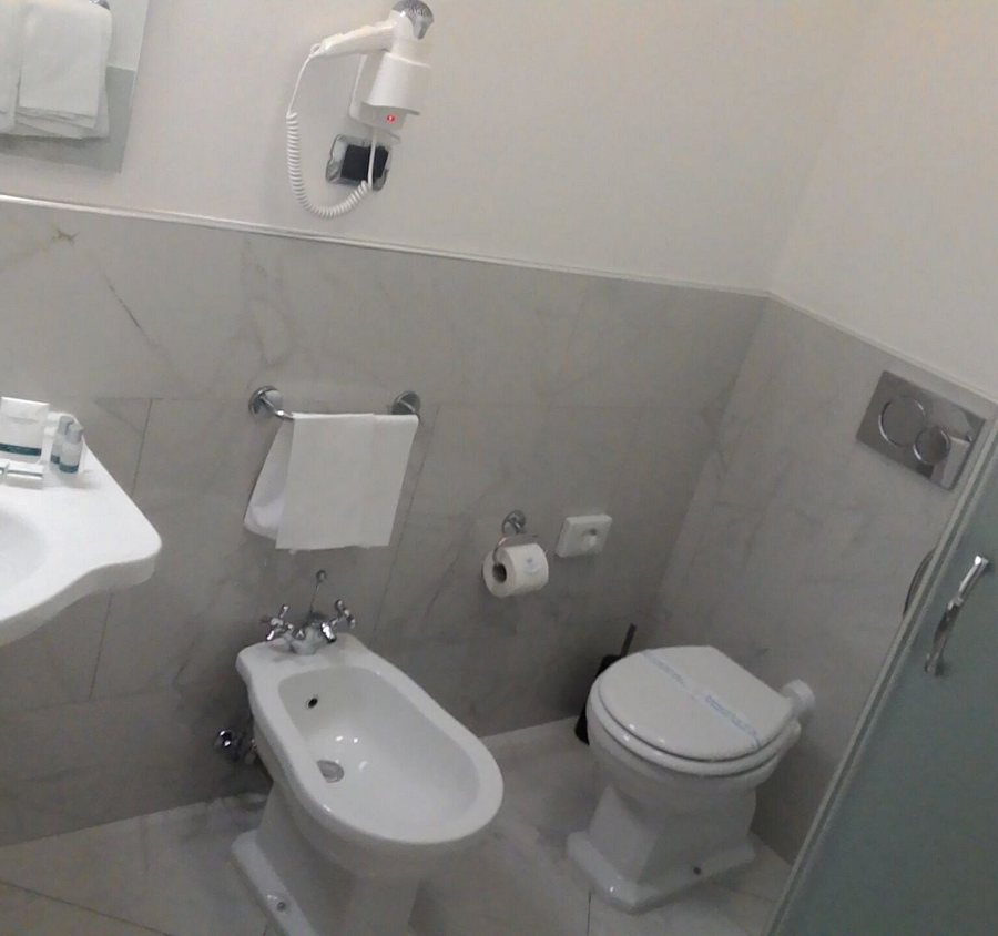Ambasciatori Hotel — Bathroom