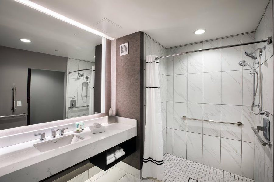 Ambassador Hotel Kansas City Autograph Collection — Bathroom