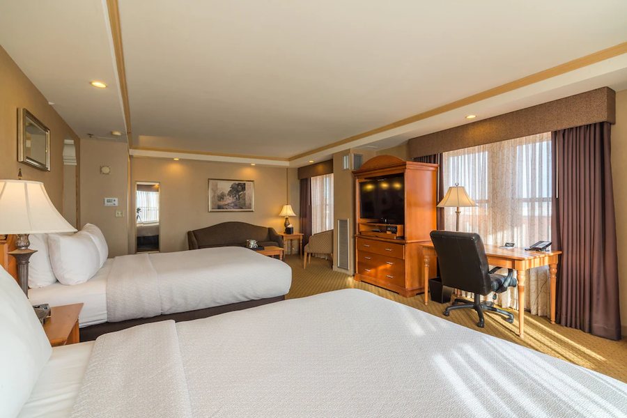 Ambassador Hotel Milwaukee — Guest room