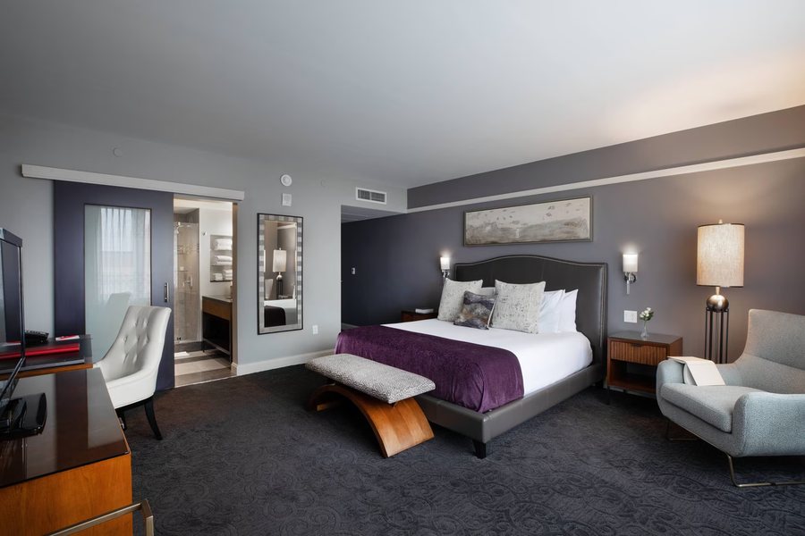 Ambassador Hotel Wichita Autograph Collection — Guest room