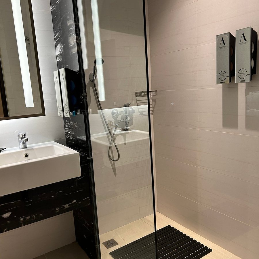 Ambassador Transit Hotel Terminal 2 — Bathroom