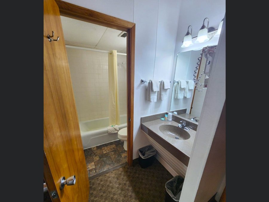 Amber Lantern Motel and Cottages — Bathroom