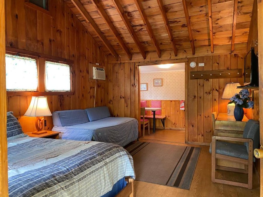 Amber Lantern Motel and Cottages — Guest room