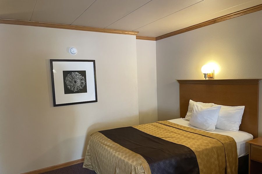 Ambers Inn Suites — Guest room