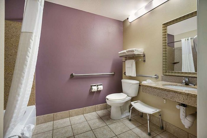 Amelia Extended Stay Hotel — Bathroom