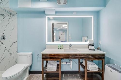 Amelia s Landing Hotel — Bathroom