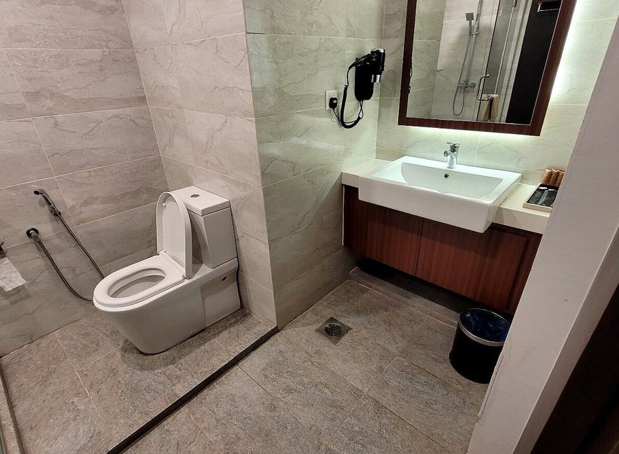 Amerald Resort Hotel — Bathroom