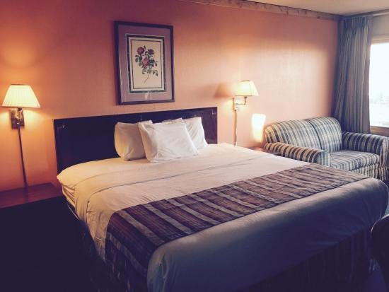 America s Best Inn Macon — Guest room