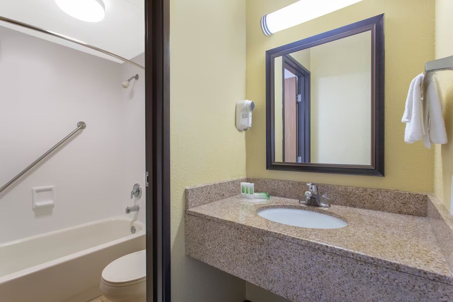 America s Choice Inn and Suites — Bathroom