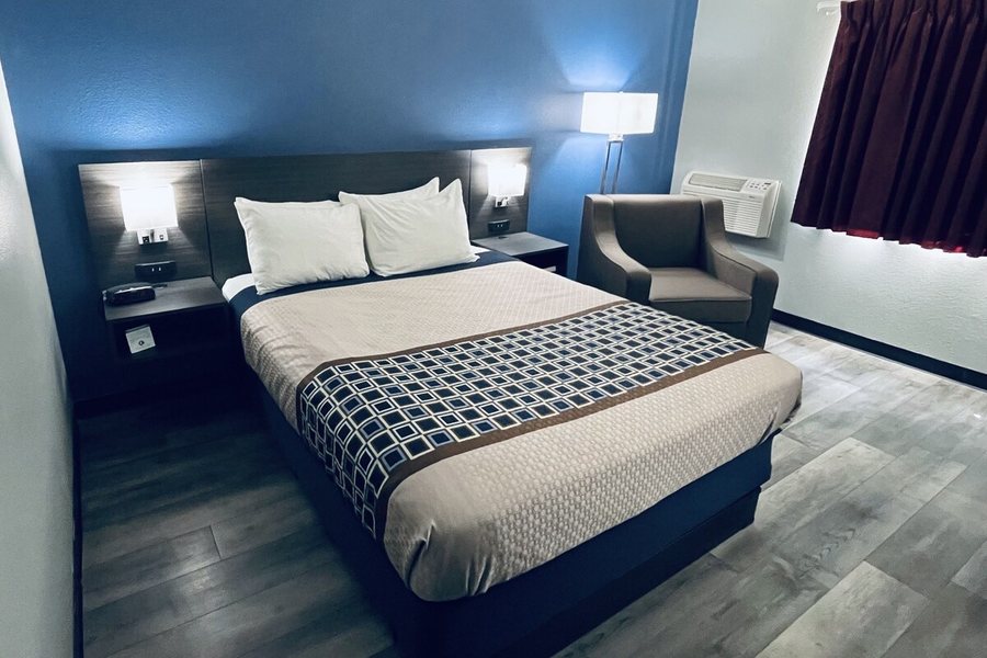 America s Choice Inn and Suites — Guest room