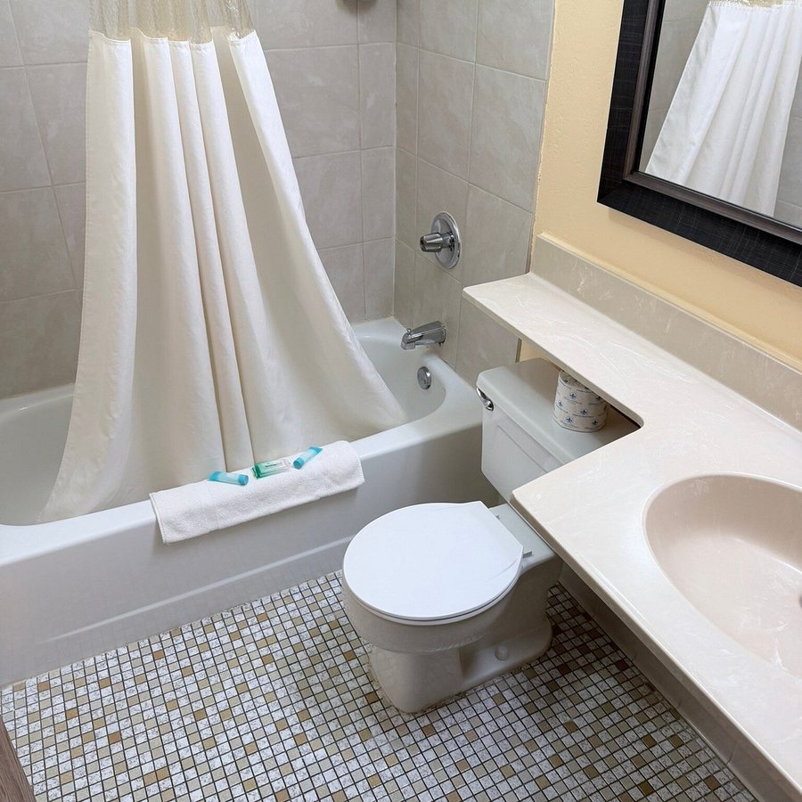 America s Stay Inn — Bathroom