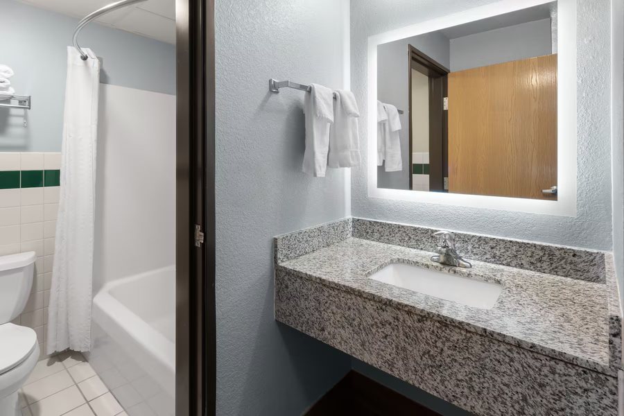 American Classic Inn — Bathroom