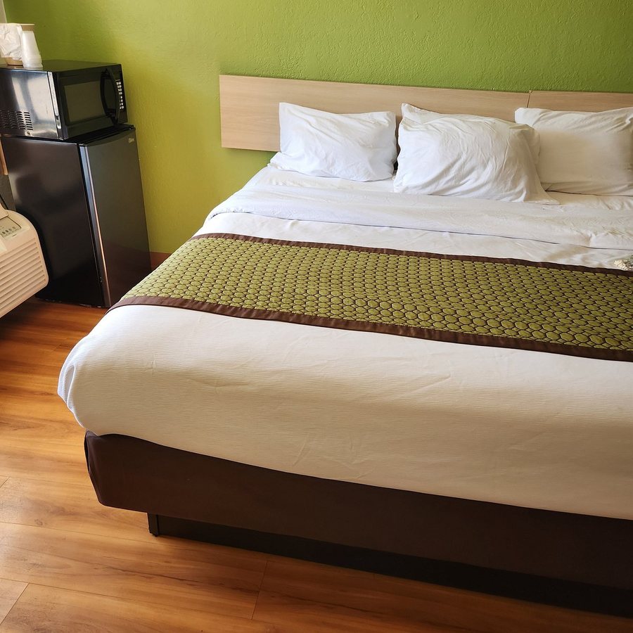 American Inn — Guest room