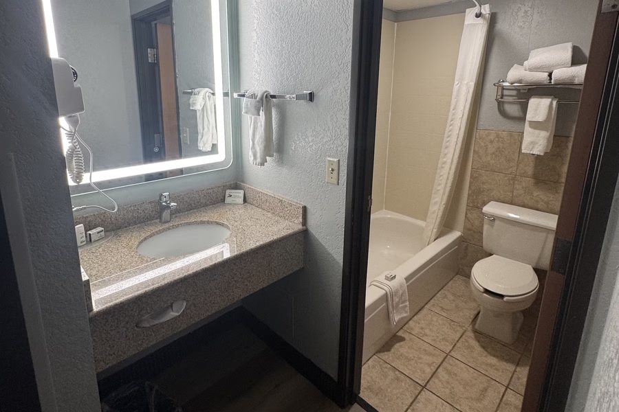 American Inn — Bathroom