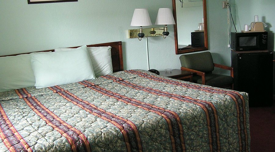 American Inn — Guest room