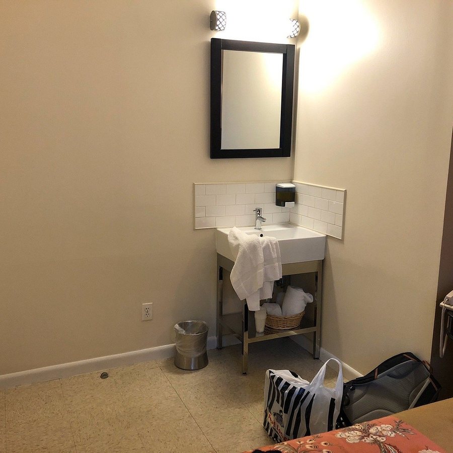 Americana Inn — Bathroom