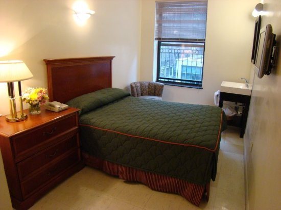 Americana Inn — Guest room