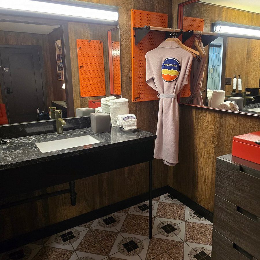 Americana Motor Hotel — Bathroom