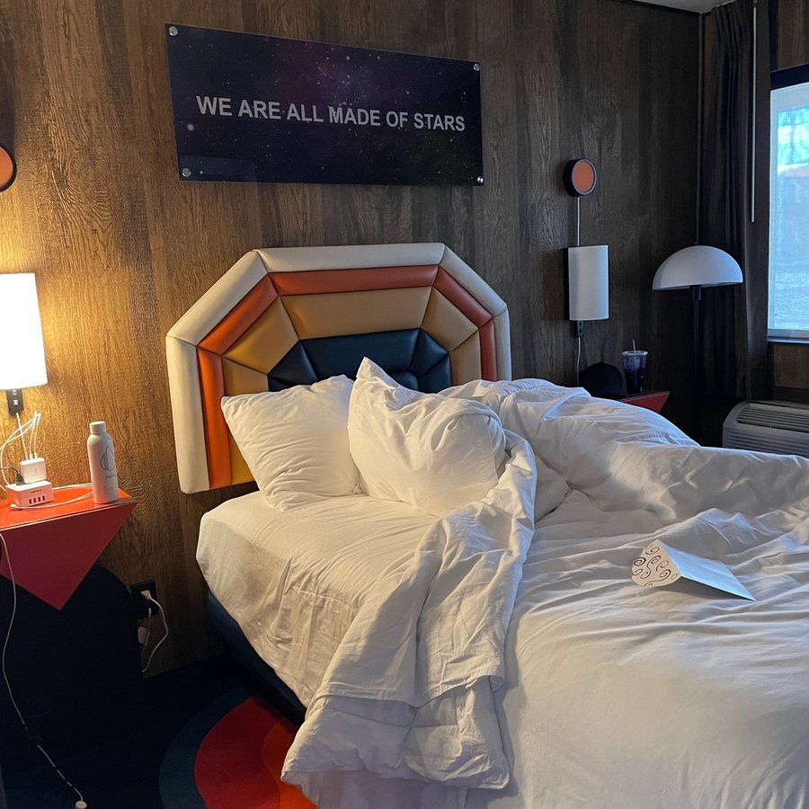Americana Motor Hotel — Guest room