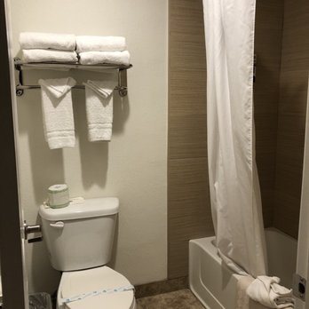 Americas Best Value Astoria Inn and Suites — Bathroom