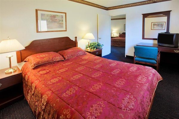 Americas Best Value Astoria Inn and Suites — Guest room