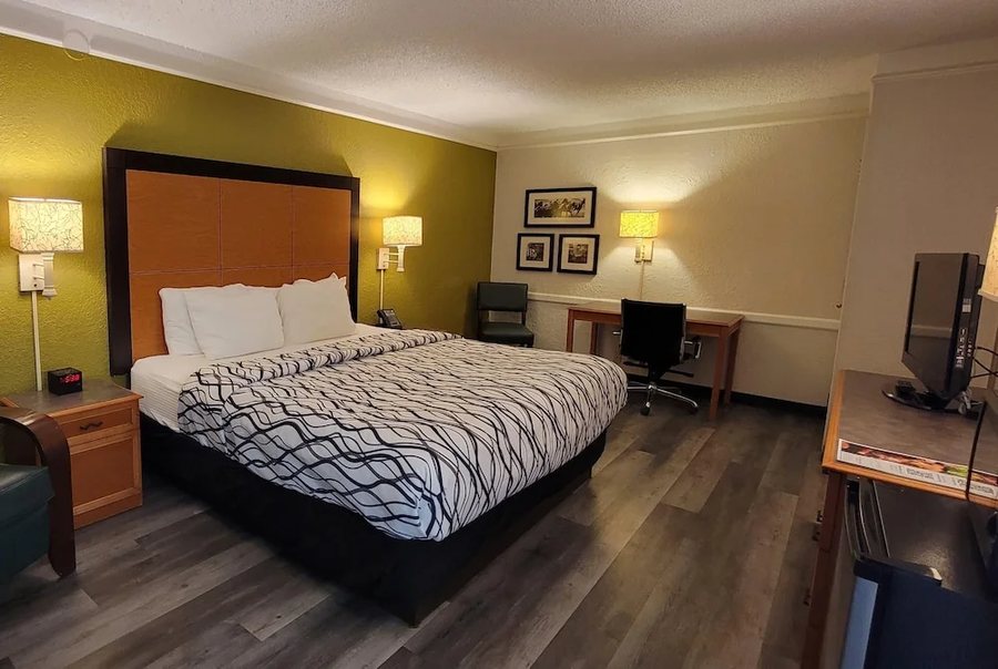 Americas Best Value Inn Amarillo Airport — Guest room