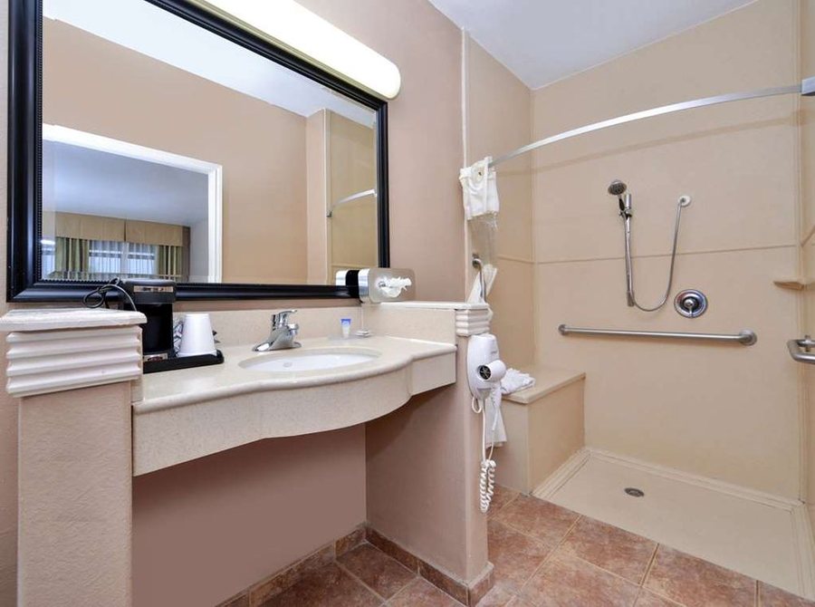 Americas Best Value Inn AT T Center — Bathroom