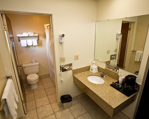 Americas Best Value Inn Baltimore — Bathroom