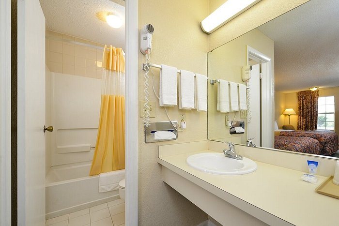 Americas Best Value Inn Burns — Bathroom