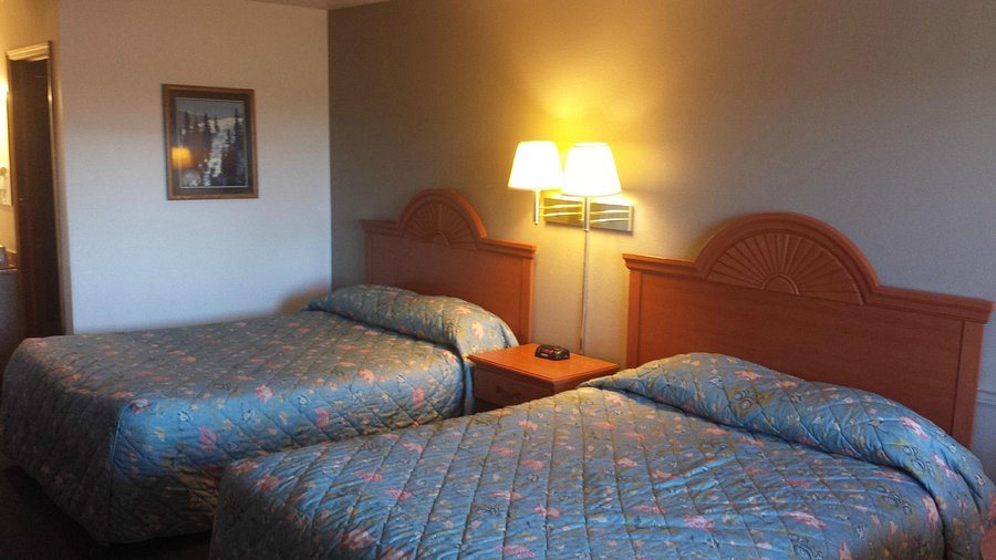 Americas Best Value Inn Burns — Guest room