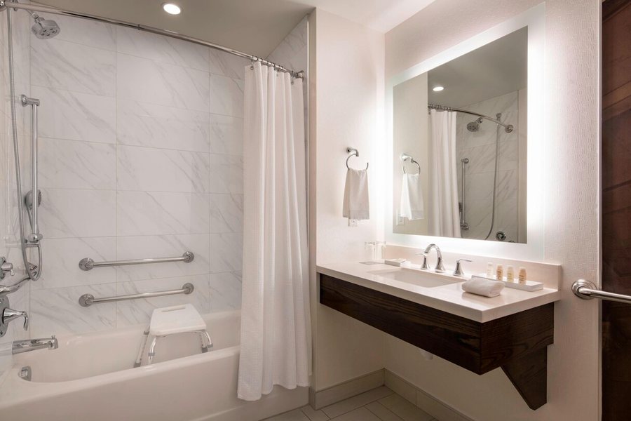 Americas Best Value Inn Denver — Bathroom
