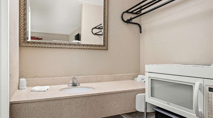 Americas Best Value Inn Douglasville — Bathroom