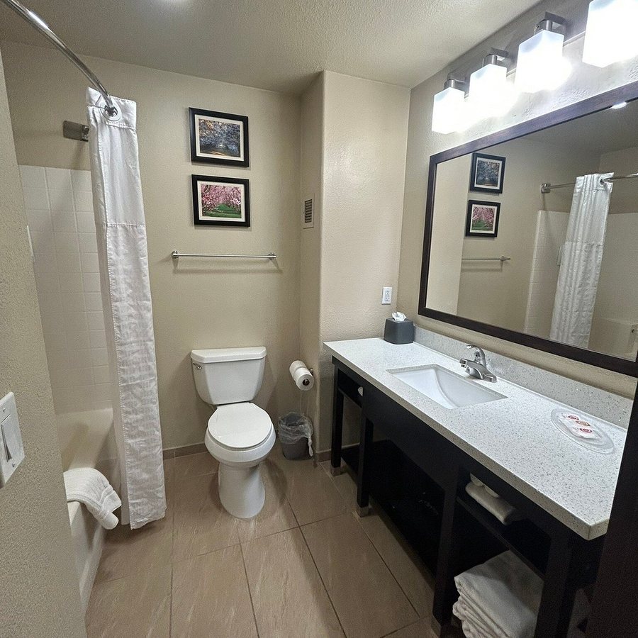 Americas Best Value Inn Fresno Downtown — Bathroom